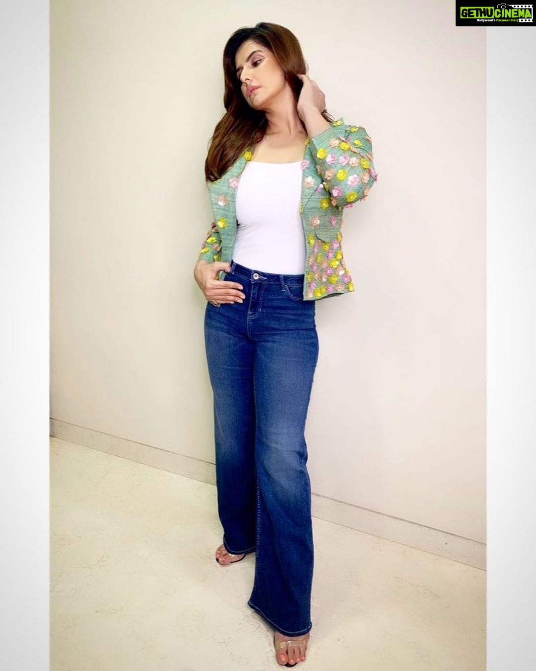 Zareen Khan Instagram - 🍀 MakeUp - @makeupbyreshmerchant Hair - @ashwini_hairstylist Styled by @trishadjani Managed by @ronitasharmarekhi #ZareenKhan