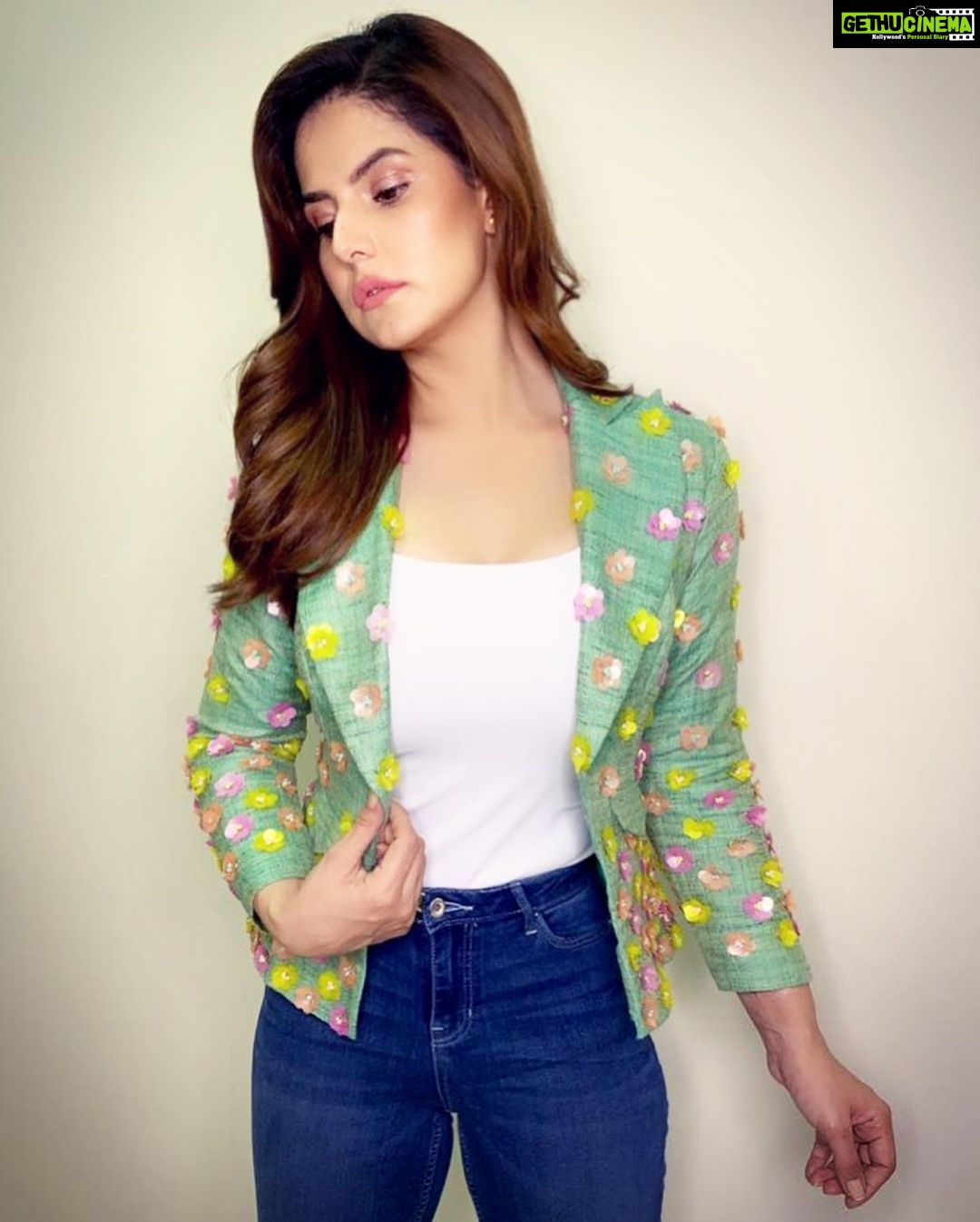 Zareen Khan Instagram - 🍀 MakeUp - @makeupbyreshmerchant Hair - @ashwini_hairstylist Styled by @trishadjani Managed by @ronitasharmarekhi #ZareenKhan