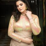 Zareen Khan Instagram - 👑 Outfit - @ashnavaswaniofficial Outfit styled by @hitendrakapopara Jewellery - @suhana_art_and_jewels Jewellery styled by @adityas2014 Make up - @bijoyjeet.saikia_makeupartist Hair - @abdul_hairstylist 📸 - @ishootupay #ZareenKhan Managed by @piyuushj9