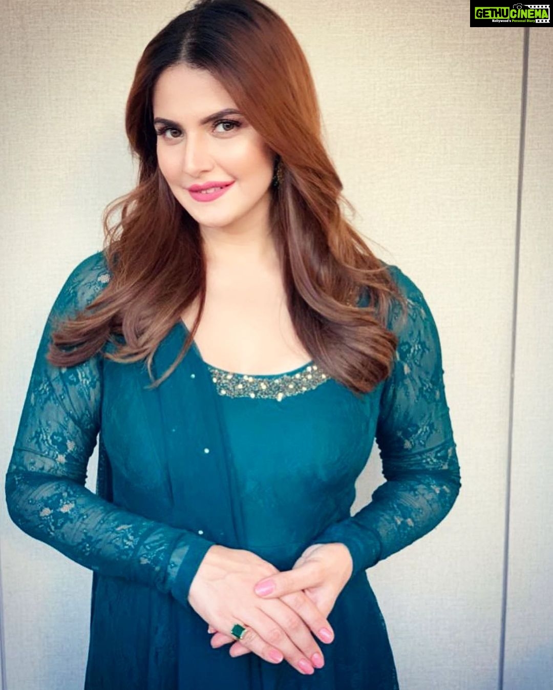 Zareen Khan Instagram - 🦚 MakeUp - @bijoyjeet.saikia Hair - @ashwini_hairstylist Stylist - @bikanta Managed by @ronitasharmarekhi #ZareenKhan