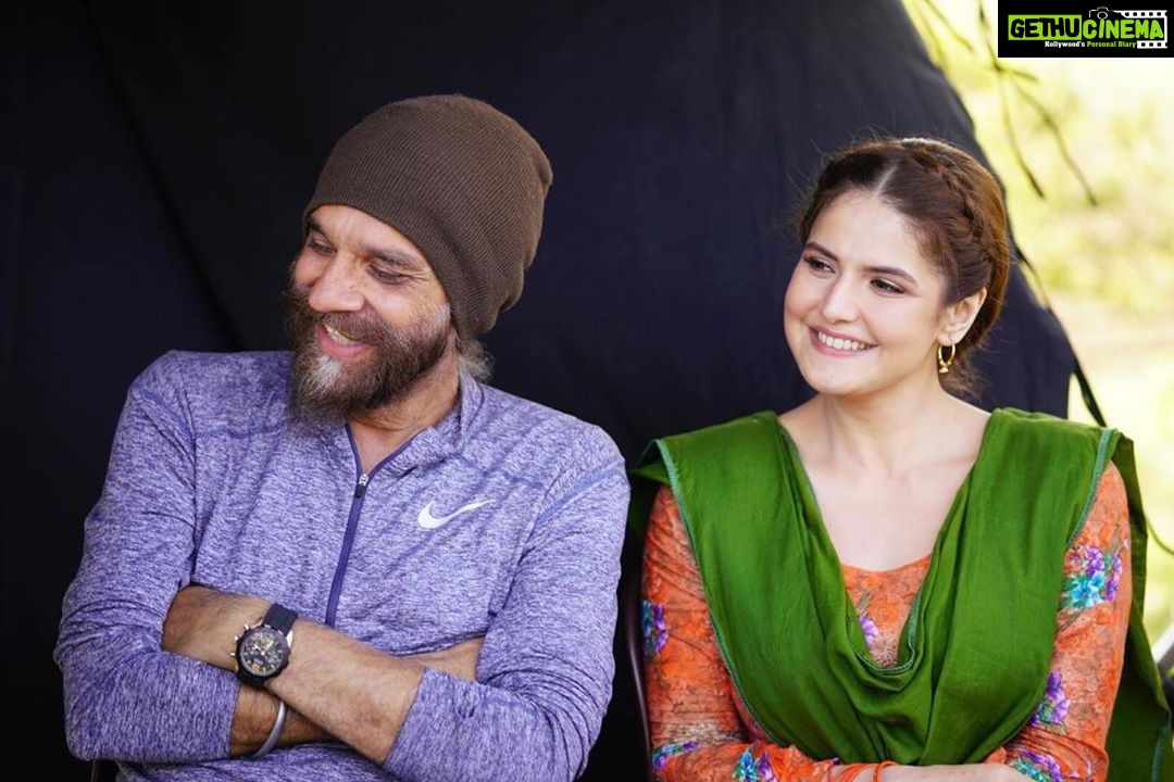 Zareen Khan Instagram - The person sitting next to me in this picture is responsible for tht smile 😁😁😁 Missing you @bal_deo Sir 🤗 Congratulations to all of us for making such an awesome film. Guys go watch #DAAKA ... NOW NOW NOW ! 💥 #Daaak #InCinemasNow #ZareenKhan