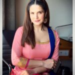 Zareen Khan Instagram - 🌸 Make up - @nikki_rajani Hair - @ashwini_hairstylist Stylist - @bikanta Managed by @ronitasharmarekhi #Daaka #promotions #ZareenKhan