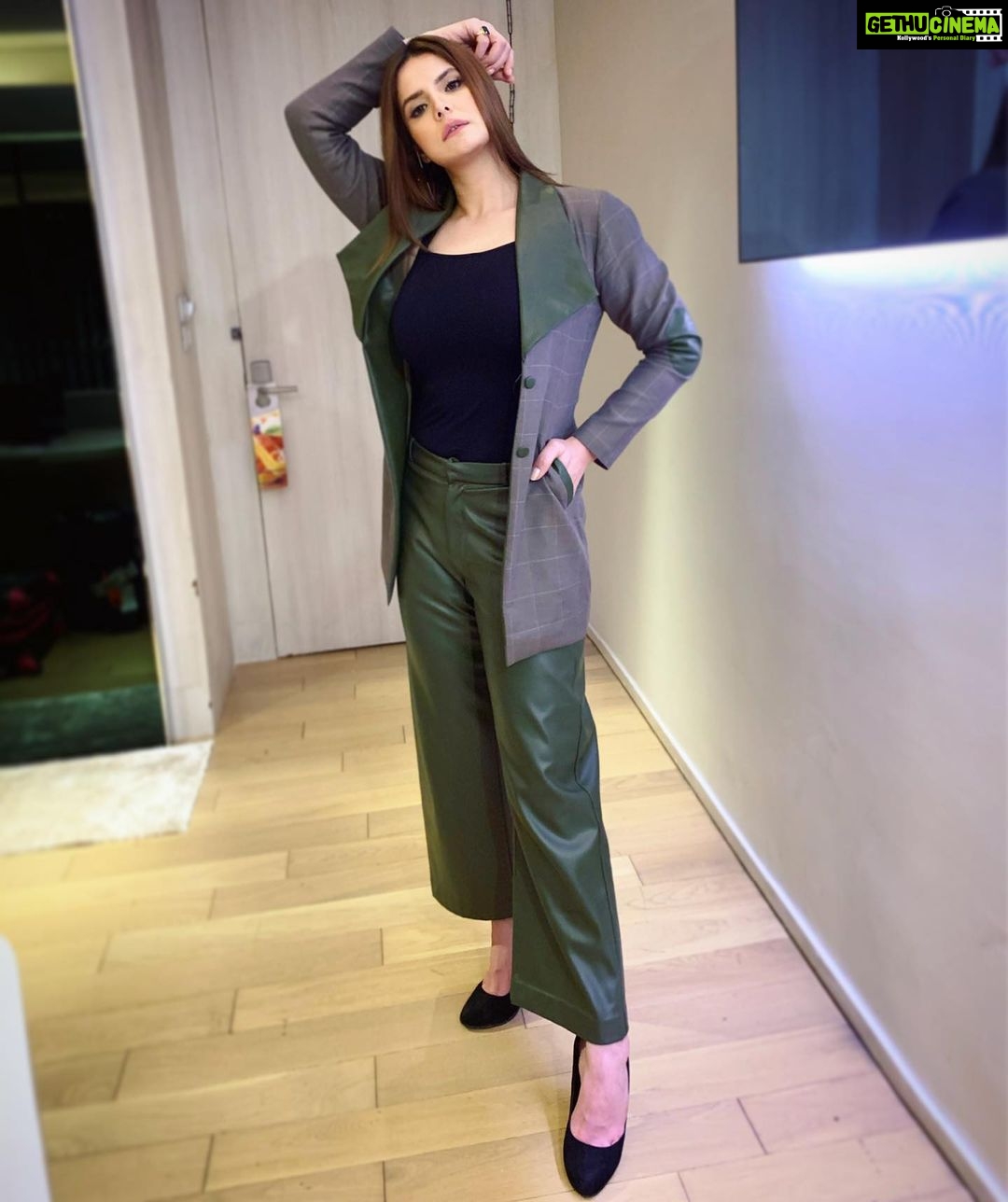 Zareen Khan Instagram - 🕵🏻♀️ Outfit @doneanddustedbydisha Jewelry @ayanasilverjewellery Styled by @hitendrakapopara Assisted by @shiks_gupta25 &, @sameerkatariya92 #SuitUp #ZareenKhan #Pattaya #Thailand