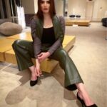 Zareen Khan Instagram - 🕵🏻‍♀️ Outfit @doneanddustedbydisha Jewelry @ayanasilverjewellery Styled by @hitendrakapopara Assisted by @shiks_gupta25 & @sameerkatariya92 #SuitUp #ZareenKhan #Pattaya #Thailand