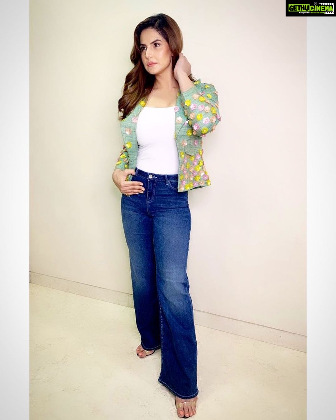 Zareen Khan Instagram - 🍀 MakeUp - @makeupbyreshmerchant Hair - @ashwini_hairstylist Styled by @trishadjani Managed by @ronitasharmarekhi #ZareenKhan