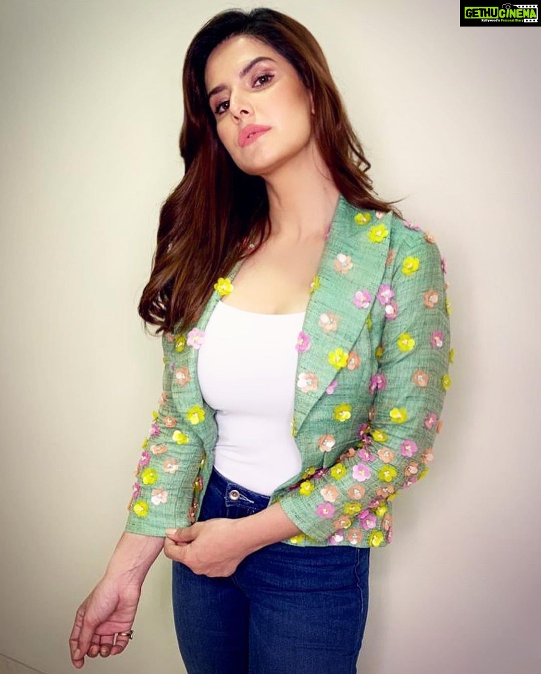 Zareen Khan Instagram - 🍀 MakeUp - @makeupbyreshmerchant Hair - @ashwini_hairstylist Styled by @trishadjani Managed by @ronitasharmarekhi #ZareenKhan