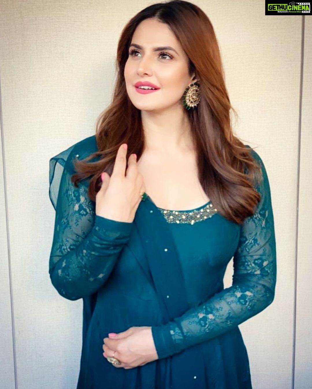Zareen Khan Instagram - 🦚 MakeUp - @bijoyjeet.saikia Hair - @ashwini_hairstylist Stylist - @bikanta Managed by @ronitasharmarekhi #ZareenKhan