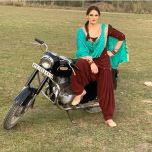 Zareen Khan Instagram - Kiddan ji ! 🏍💨💨💨 #Daaka vekhya ki ni Hun tak ?! #ZareenKhan