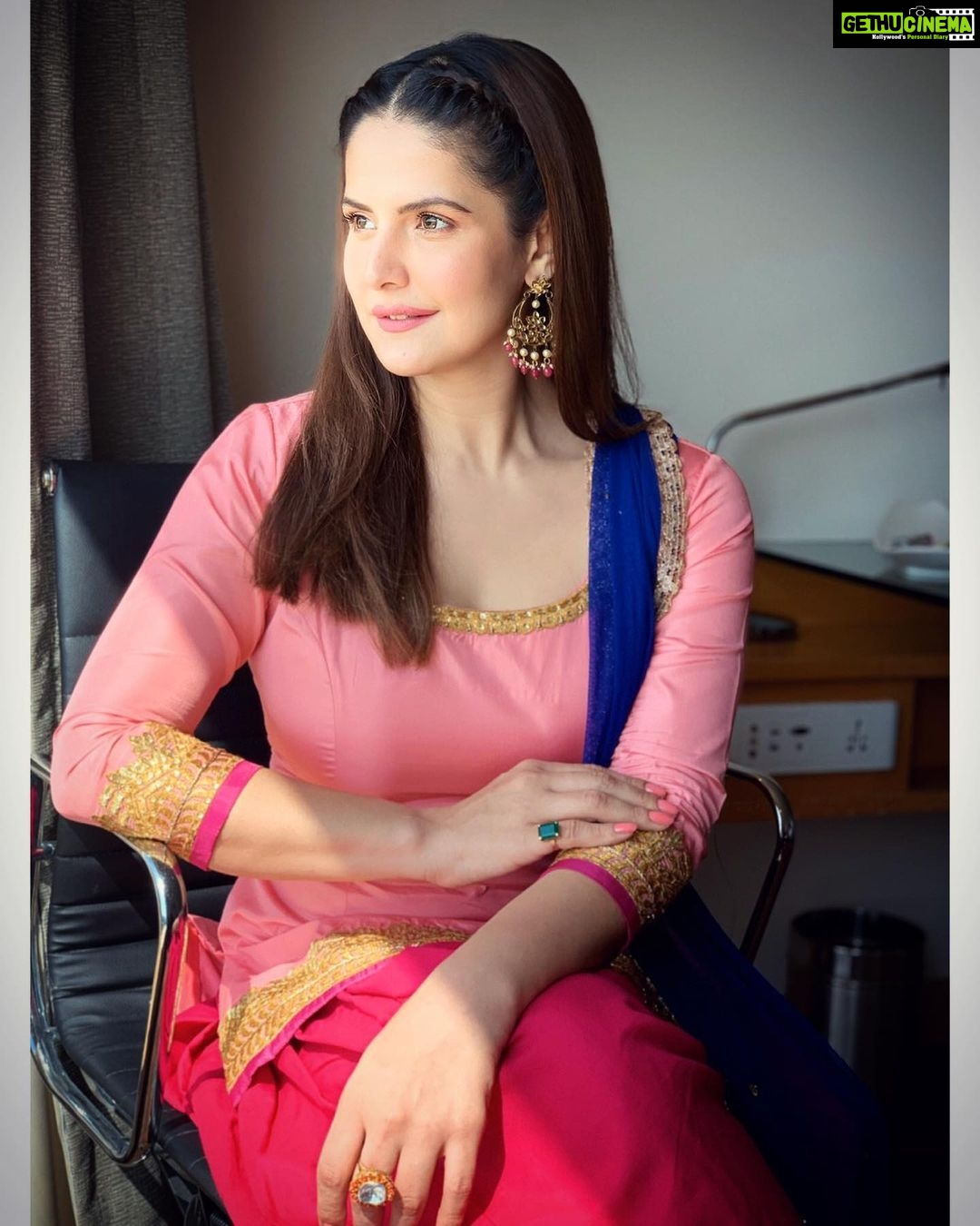 Zareen Khan Instagram - 🌸 Make up - @nikki_rajani Hair - @ashwini_hairstylist Stylist - @bikanta Managed by @ronitasharmarekhi #Daaka #promotions #ZareenKhan