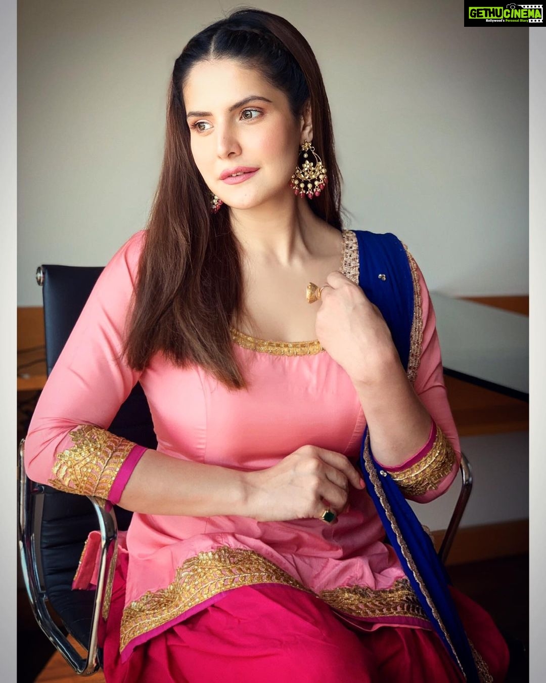 Zareen Khan Instagram - 🌸 Make up - @nikki_rajani Hair - @ashwini_hairstylist Stylist - @bikanta Managed by @ronitasharmarekhi #Daaka #promotions #ZareenKhan