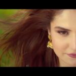 Zareen Khan Instagram - *Presenting the beautiful duet sung by @GippyGrewal and @sunidhi.chauhan. #GalTheekNiLagdi out now: LINK IN BIO. #BhushanKumar #ZareenKhan #ShahAndShah @HappyRaikotiOfficial #HumbleMotionPictures@Thehumblemusic#BaljitSinghDeo #KrishanKumar #RavneetKaurGrewal @Tseriesmusic @tseriesfilms #NareshKathooria #AAFilms #Daaka