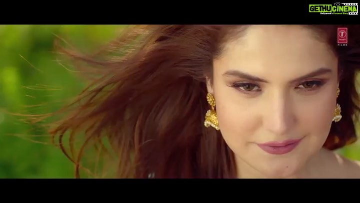 Zareen Khan Instagram - *Presenting the beautiful duet sung by @GippyGrewal and @sunidhi.chauhan. #GalTheekNiLagdi out now: LINK IN BIO. #BhushanKumar #ZareenKhan #ShahAndShah @HappyRaikotiOfficial #HumbleMotionPictures@Thehumblemusic#BaljitSinghDeo #KrishanKumar #RavneetKaurGrewal @Tseriesmusic @tseriesfilms #NareshKathooria #AAFilms #Daaka