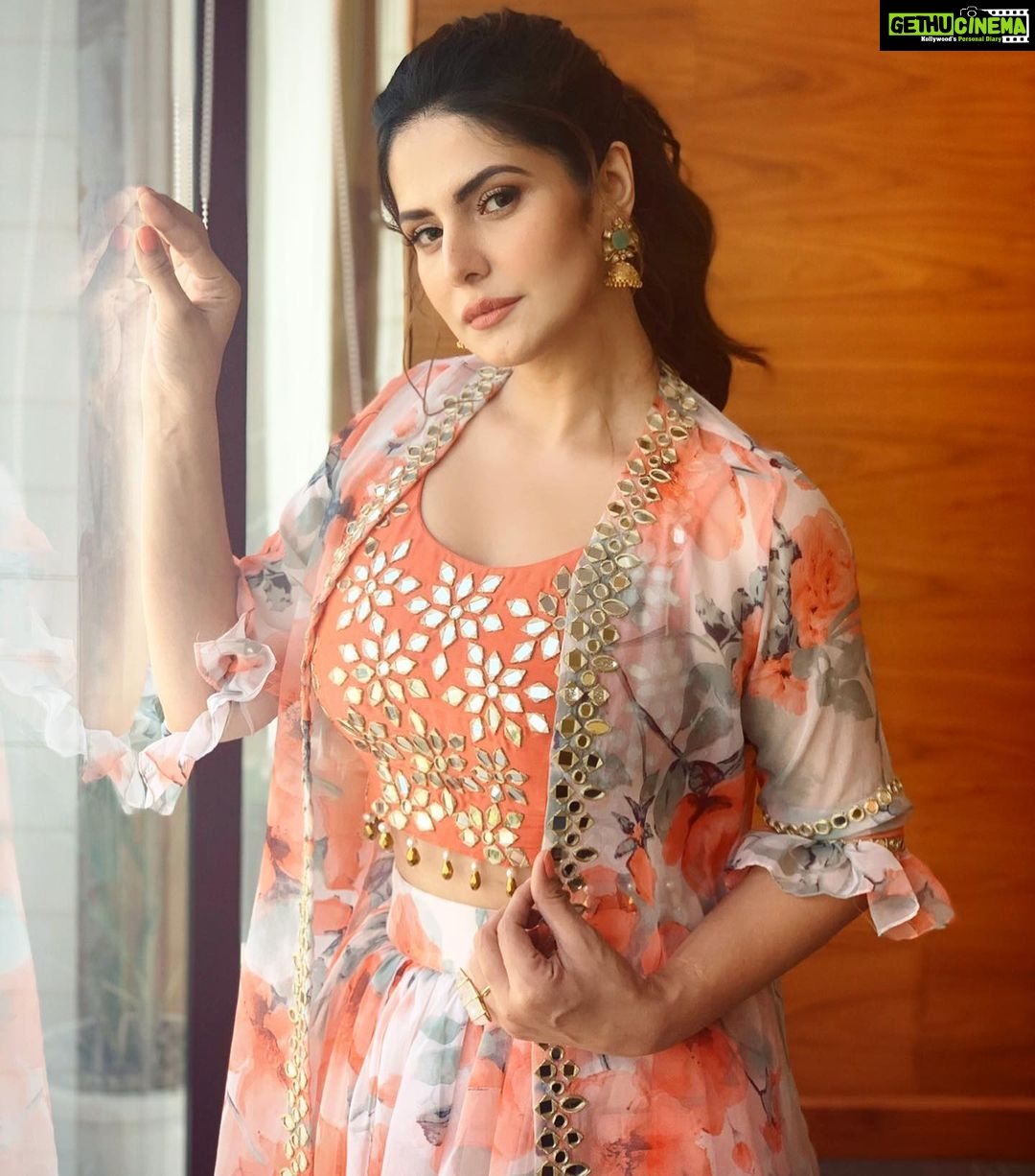 Zareen Khan Instagram - 🌸 Outfit - @surbi_mahna Jewellery - @shilpigoyaljewellery MakeUp - @nikki_rajani Hair - @ashwini_hairstylist Styled by @bikanta Managed by @ronitasharmarekhi #Daaka #Promotions #1st Nov