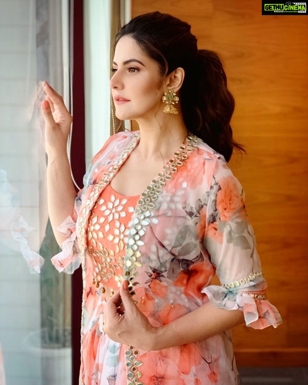 Zareen Khan Instagram - 🌸 Outfit - @surbi_mahna Jewellery - @shilpigoyaljewellery MakeUp - @nikki_rajani Hair - @ashwini_hairstylist Styled by @bikanta Managed by @ronitasharmarekhi #Daaka #Promotions #1st Nov