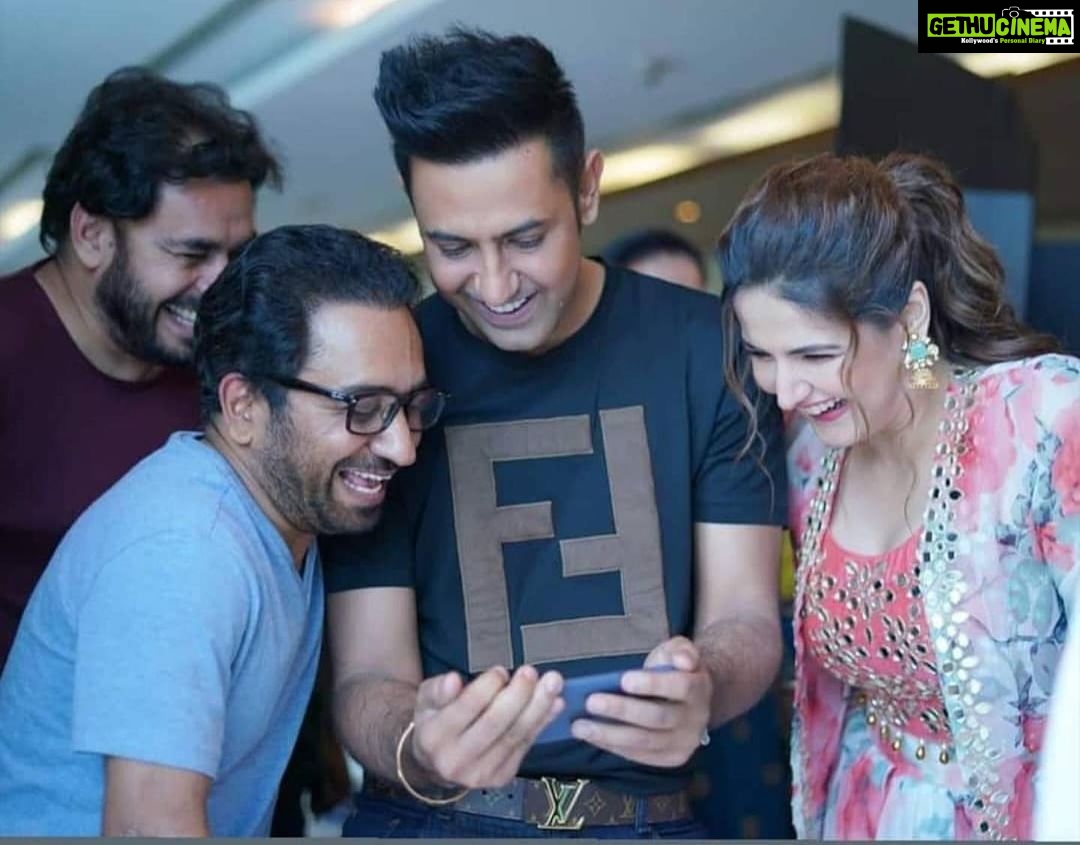 Zareen Khan Instagram - क्या लगता है , क्या देख के हम इतना हंस रहे हैं ? @gippygrewal @officialranaranbir @princekanwaljitsingh #Daaka #1stNov