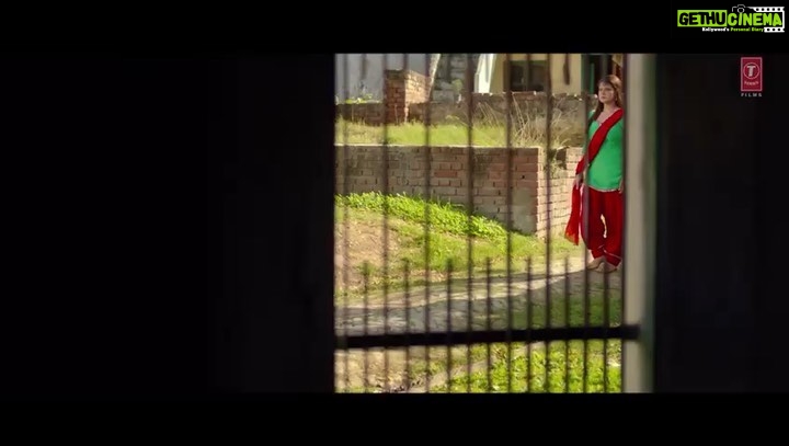 Zareen Khan Instagram - My fav song #KoiAayeNaRabba from #Daaka out now ! LINK IN BIO. @gippygrewal @bal_deo @tseries.official @humblemotionpictures #ZareenKhan