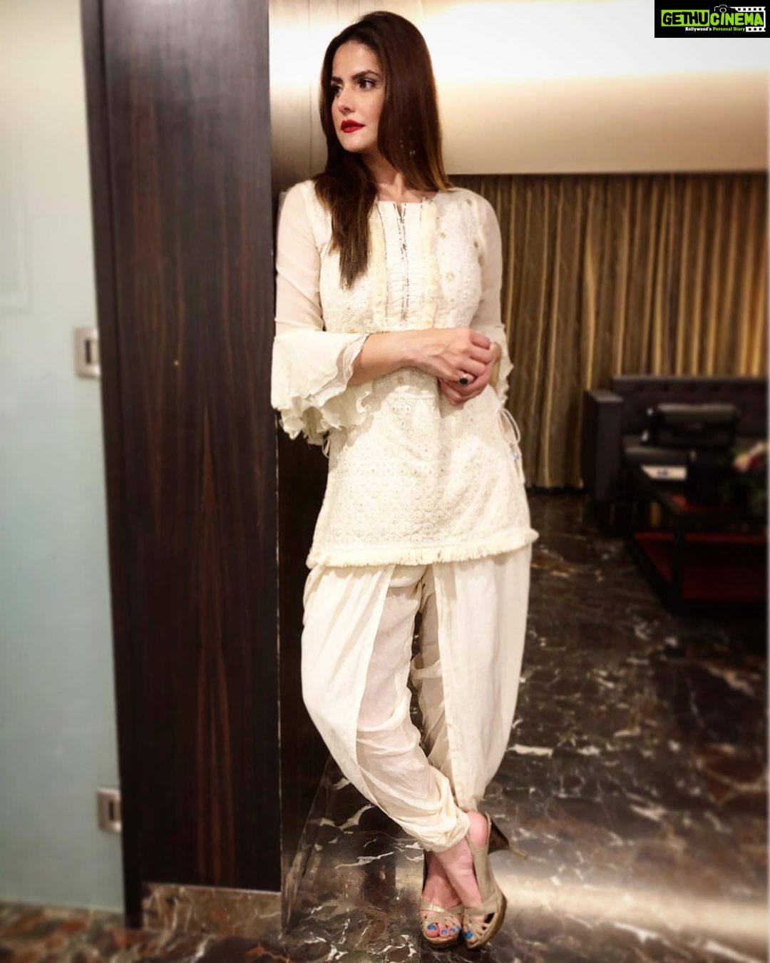 Zareen Khan Instagram - 🦢 Outfit by @ishnyafashion HMU by #SanaKhan (my lil sister) Managed by @ronitasharmarekhi #ZareenKhan