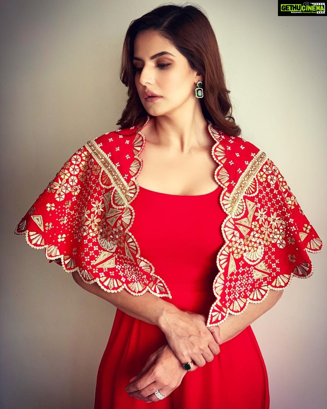 Zareen Khan Instagram - 🌶 Outfit - @richachaudharyofficial Earrings - @shilpigoyaljewellery HMU - @bijoyjeet.saikia Assisted by @adityas2014 Styled by @bikanta Managed by @ronitasharmarekhi #Chanakya #Promotions #5thOct #Telugu #TeluguDebut #ZareenKhan