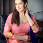 Zareen Khan Instagram - 🌸 Make up - @nikki_rajani Hair - @ashwini_hairstylist Stylist - @bikanta Managed by @ronitasharmarekhi #Daaka #promotions #ZareenKhan