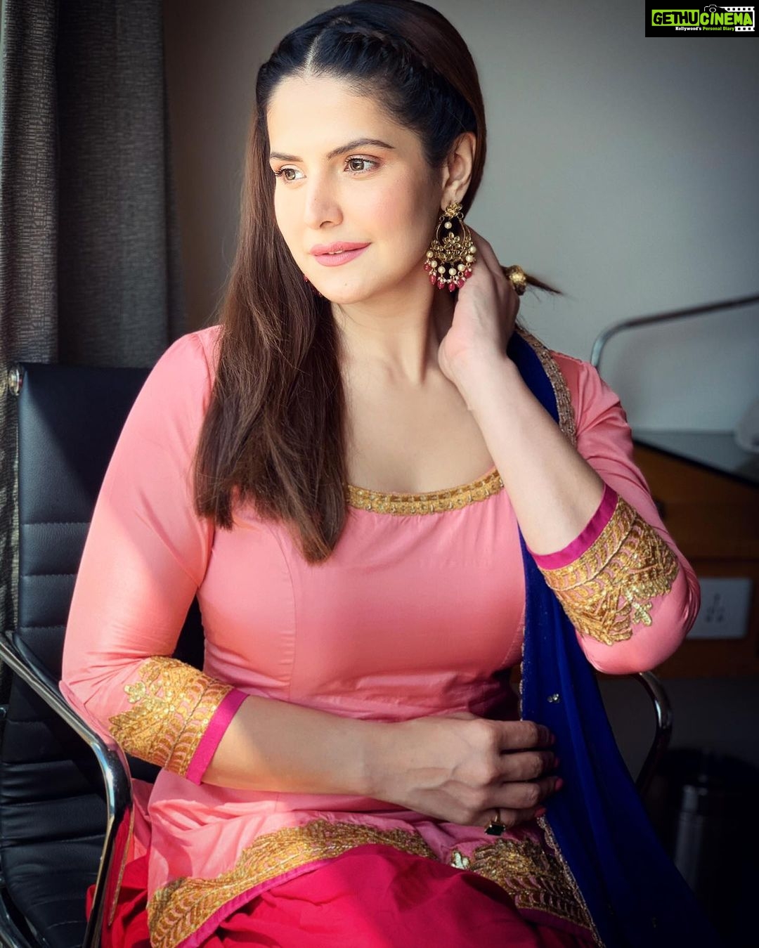 Zareen Khan Instagram - 🌸 Make up - @nikki_rajani Hair - @ashwini_hairstylist Stylist - @bikanta Managed by @ronitasharmarekhi #Daaka #promotions #ZareenKhan
