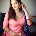 Zareen Khan Instagram - 🌸 Make up - @nikki_rajani Hair - @ashwini_hairstylist Stylist - @bikanta Managed by @ronitasharmarekhi #Daaka #promotions #ZareenKhan