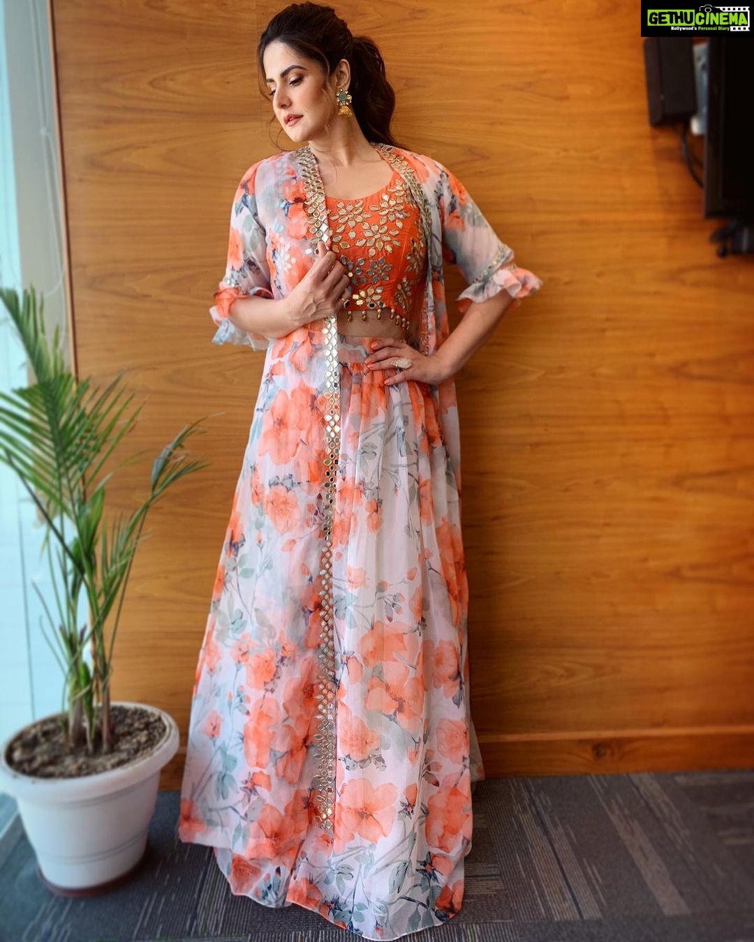 Zareen Khan Instagram - 🌸 Outfit - @surbi_mahna Jewellery - @shilpigoyaljewellery MakeUp - @nikki_rajani Hair - @ashwini_hairstylist Styled by @bikanta Managed by @ronitasharmarekhi #Daaka #Promotions #1st Nov