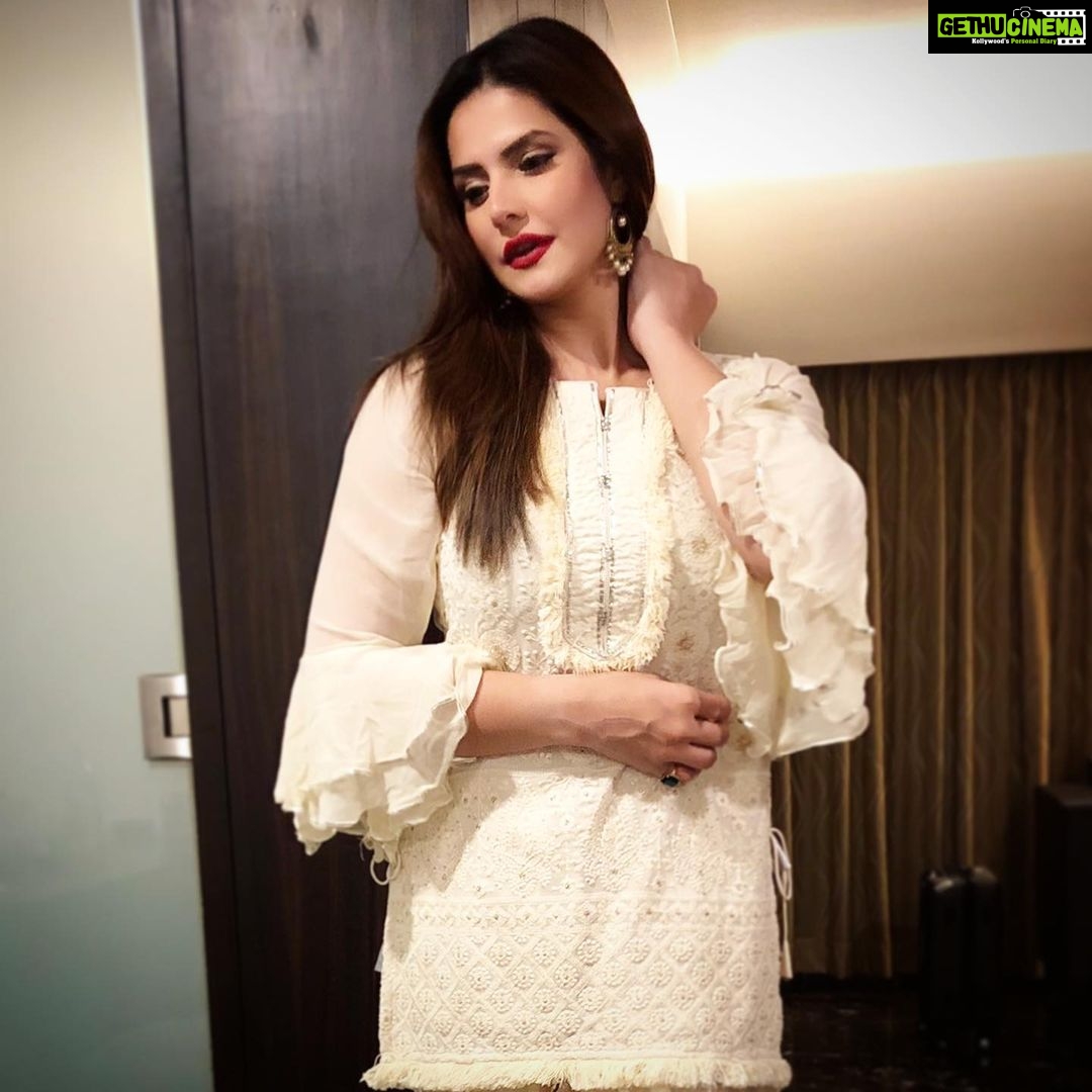 Zareen Khan Instagram - 🦢 Outfit by @ishnyafashion HMU by #SanaKhan (my lil sister) Managed by @ronitasharmarekhi #ZareenKhan