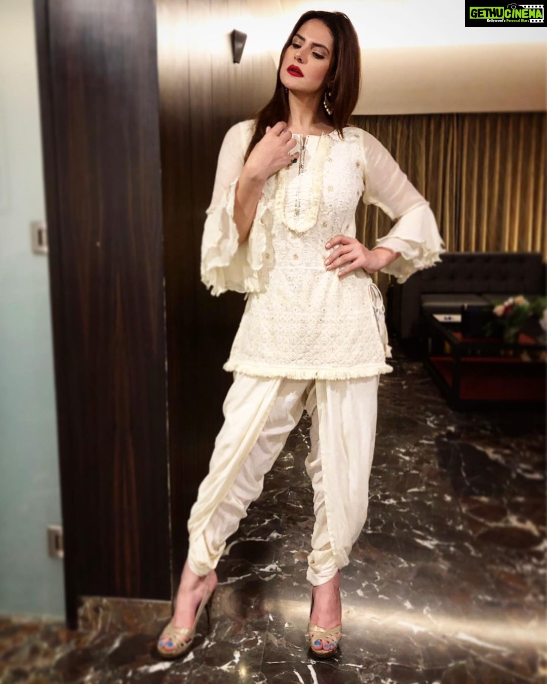 Zareen Khan Instagram - 🦢 Outfit by @ishnyafashion HMU by #SanaKhan (my lil sister) Managed by @ronitasharmarekhi #ZareenKhan