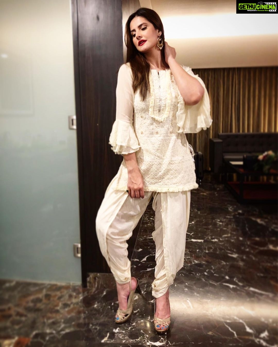 Zareen Khan Instagram - 🦢 Outfit by @ishnyafashion HMU by #SanaKhan (my lil sister) Managed by @ronitasharmarekhi #ZareenKhan