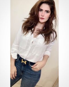 Zareen Khan Instagram - 🦢
#HappySunday #Classic #Denims #ZareenKhan
