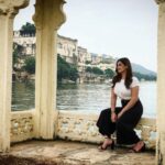 Zareen Khan Instagram - City of Lakes ! #LakePichola #CityPalace #Udaipur #Rajasthan #IncredibleIndia #JeepBollywoodTrails #TravelWithZareen #WanderLust #KeepWandering #HappyHippie #ZareenKhan @jeepindia @dbhatnagar @urvashikhanna