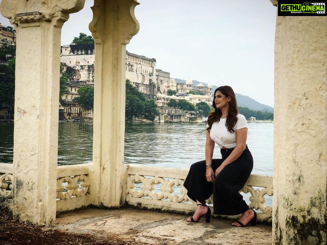 Zareen Khan Instagram - City of Lakes ! #LakePichola #CityPalace #Udaipur #Rajasthan #IncredibleIndia #JeepBollywoodTrails #TravelWithZareen #WanderLust #KeepWandering #HappyHippie #ZareenKhan @jeepindia @dbhatnagar @urvashikhanna