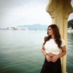 Zareen Khan Instagram - City Of Lakes ! #LakePichola #Udaipur #Rajasthan #IncredibleIndia #JeepBollywoodTrails #TravelWithZareen #KeepWandering #WanderLust #HappyHippie #ZareenKhan @jeepindia @dbhatnagar @urvashikhanna