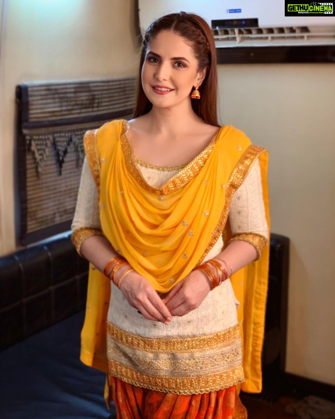 Zareen Khan Instagram - #DAAKA ka teaser auon wala hai @gippygrewal @bal_deo @bhana_l.a @humblemotionpictures @tseries.official @bhushankumar #ZareenKhan
