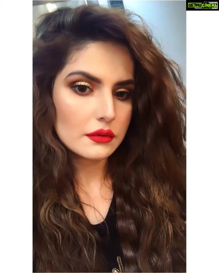 Zareen Khan Instagram - 💋 Make up - @bijoyjeet.saikia Hair - @manojchavan61 #BigHair #MessyHair #RedLips #ZareenKhan #WeekendVibes