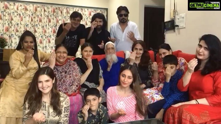 Zareen Khan Instagram - Aadaab & Eid Mubarak from Mine to Yours ❤️ #EidAlAdha #FamJam #FamilyThatEatsTogetherStaysTogether #ZareenKhan