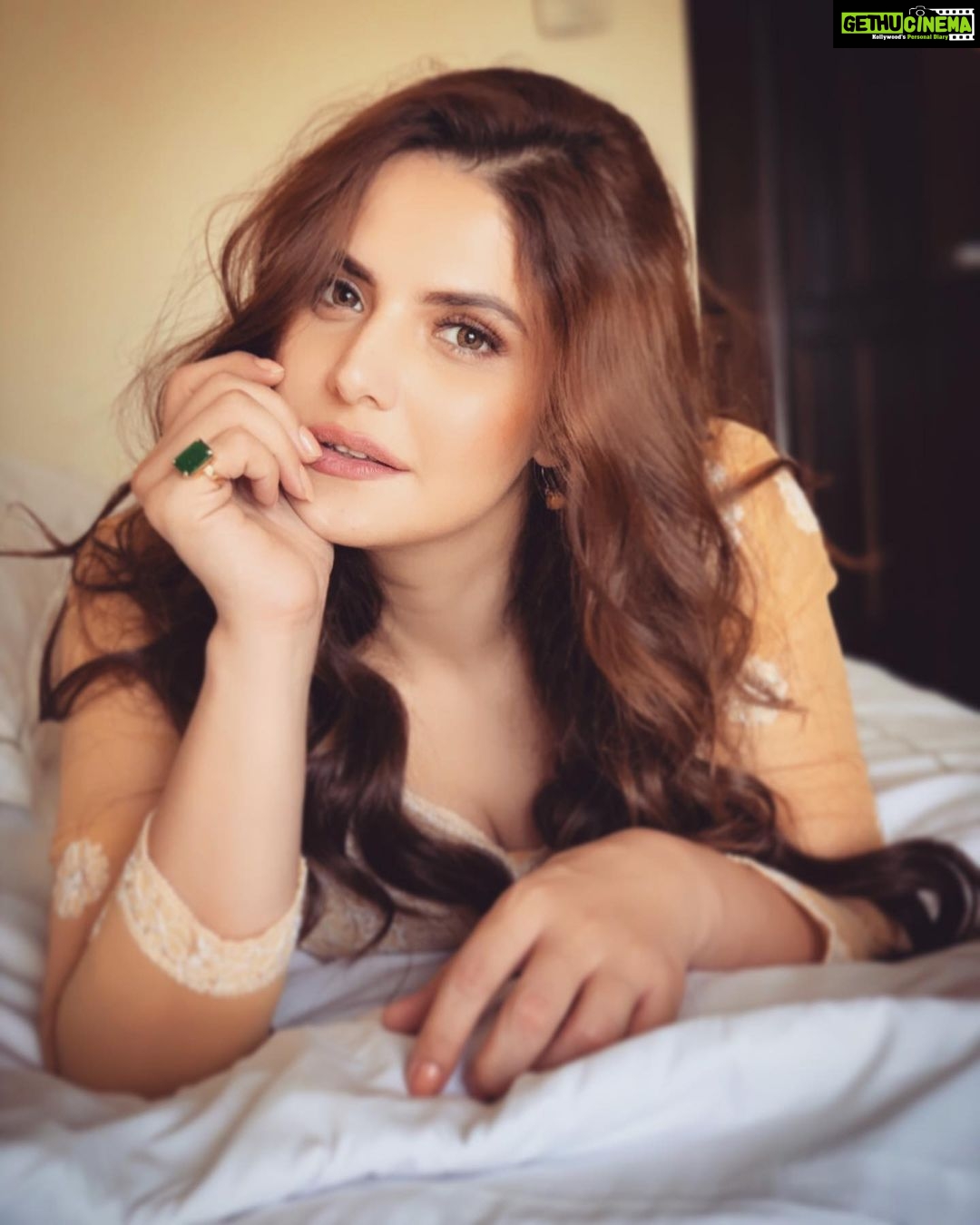 Zareen Khan - 290.1K Likes - Don’t grieve...
Anything you lose comes around in another form.
#WednesdayWisdom #ZareenKhan
