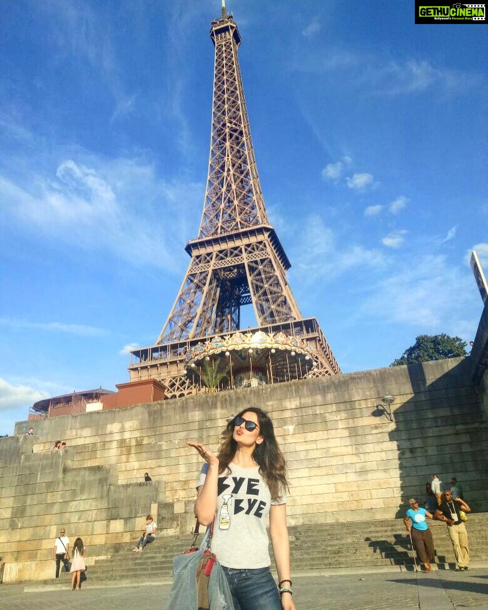 Zareen Khan Instagram - Je t’aime ❤️ #EffielTower #TourDeEffiel #Paris #TravelWithZareen #HappyHippie #KeepWandering #WanderLust #TravelBug #TravelThursday #Throwback #TbT