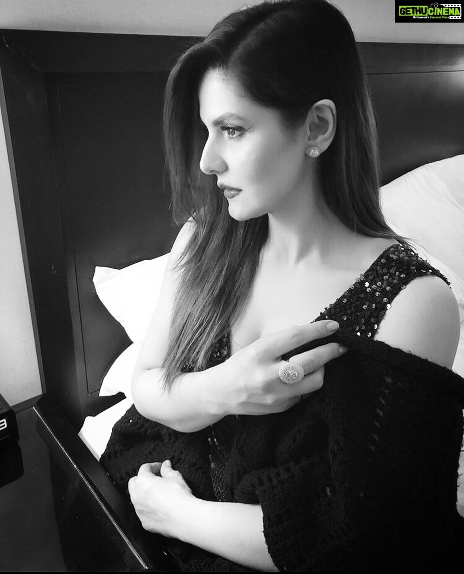 Zareen Khan Instagram - 🖤 #NoirEtBlanc #Mood #HappySunday #ZareenKhan