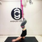 Zareen Khan Instagram - 🧘🏻‍♀️ #MondayMotivation #Inversions #UpsideDown #Yoga #Stretch #ZareenKhan @anshukayoga
