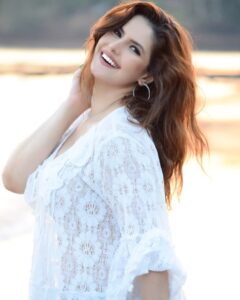 Zareen Khan Instagram - That FriYay feeling !
#WeekendVibes #ZareenKhan
HMU & 📸 - @rishabskhanna