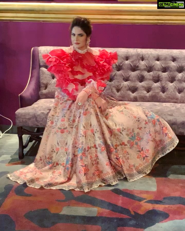 Zareen Khan Instagram - Behind the scenes ... in this case, picture ! 📹 - @ronitasharmarekhi #BTS #ZareenKhan @gngmagazine