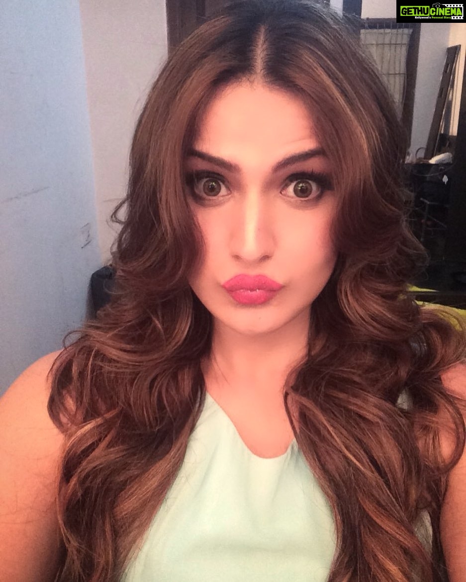 Zareen Khan Instagram - 👀 #HappySunday #ZareenKhan