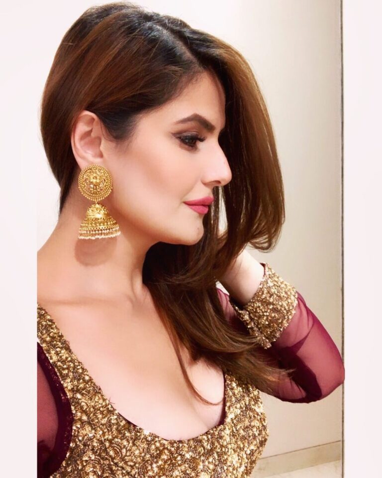 Zareen Khan Instagram - In love with these gold jhumkas from @gehnajewellers1 ✨ #Gold #Jhumkas #Jewellery #TempleJewellery #ZareenKhan
