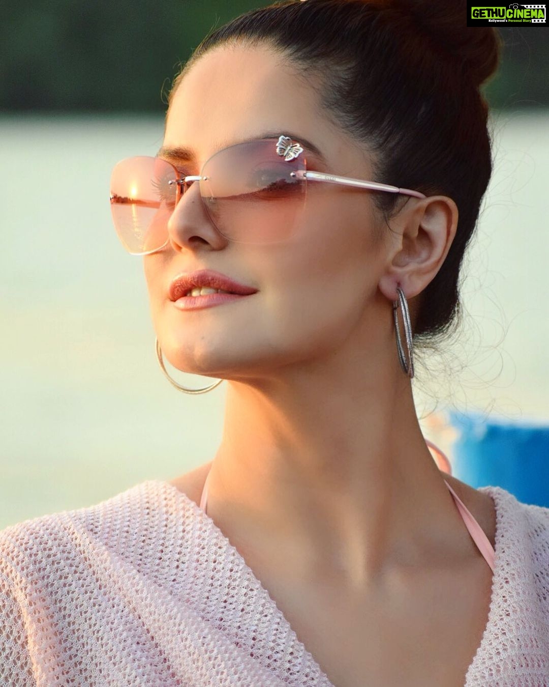 Zareen Khan Instagram - Thinking about the next destination of my trip 🤩 HMU & 📸 - @rishabskhanna #JeepBollywoodTrials #TravelWithZareen #TravelDiaries #WanderLust #HappyHippie #ZareenKhan @dbhatnagar @jeepindia