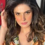 Zareen Khan Instagram – 🍀

Outfit @zara
Jewellry @minerali_store
Makeup @niccky_rajaani
Hair @manojchavan61 
Styled by @vibhutichamria
Assisted by @robybathla

#ZareenKhan