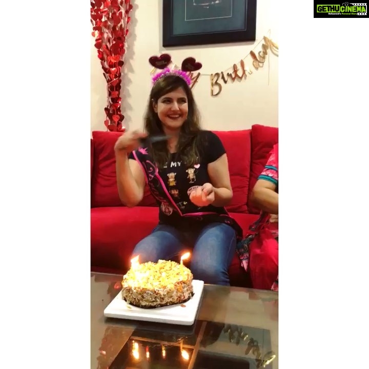 Zareen Khan Instagram - Thank you all for the birthday wishes ! ♥️✨🙏🏻 #Lategram #BirthdayCelebrations #LaFamilia #FriendsLikeFamily #ZareenKhan