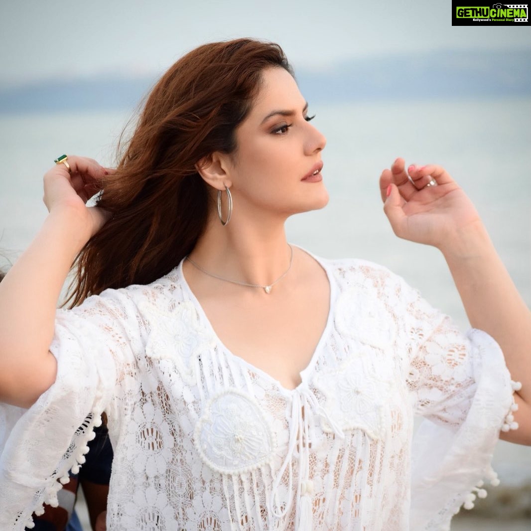 Zareen Khan - 275.2K Likes - 🕊
#LookingForwardToTheWeekendLike #Goa #JeepBollywoodTrials #WanderLust #HappyHippie #TravelWithZareen #ZareenKhan
HMU & 📸 - @rishabskhanna