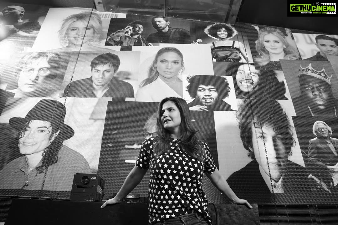 Zareen Khan Instagram - Counting Stars ! #BlackAndWhite #Stars #Mansi #HBATBA #HumBhiAkeleTumBhiAkele @harishvyas22 @faroukhmistry @theanshumanjha #ZareenKhan 📸 - @suryachaturvedi