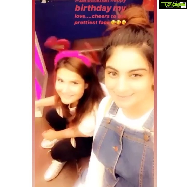 Zareen Khan Instagram - SMAAASHed it on my Birthday 🦄 #Lategram #BirthdayCelebrations @smaaash_live #KeepYourInnerChildAlive #GamingBirthday #ZareenKhan